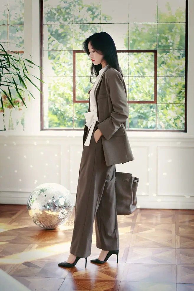 Cô Gái Đặt Bút Ký Lên Tương Lai